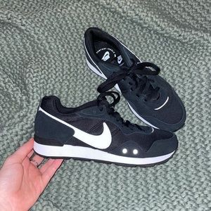 Size 8 Nike womens sneaker